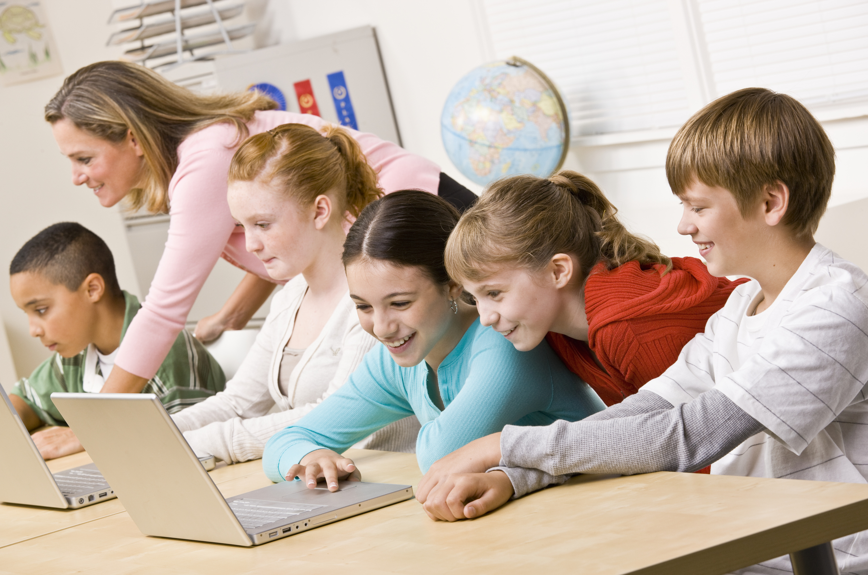 Компьютер дети школа. Педагог и ученик. Учитель и дети. Современный ученик. Ученик за компьютером.
